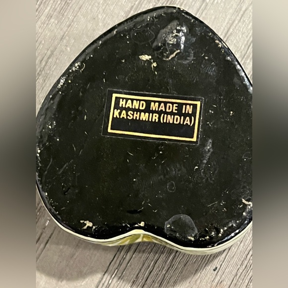 Vintage Paper Mache Laquered Trinket Box , Hand Painted Swan floral pill box - Picture 4 of 6